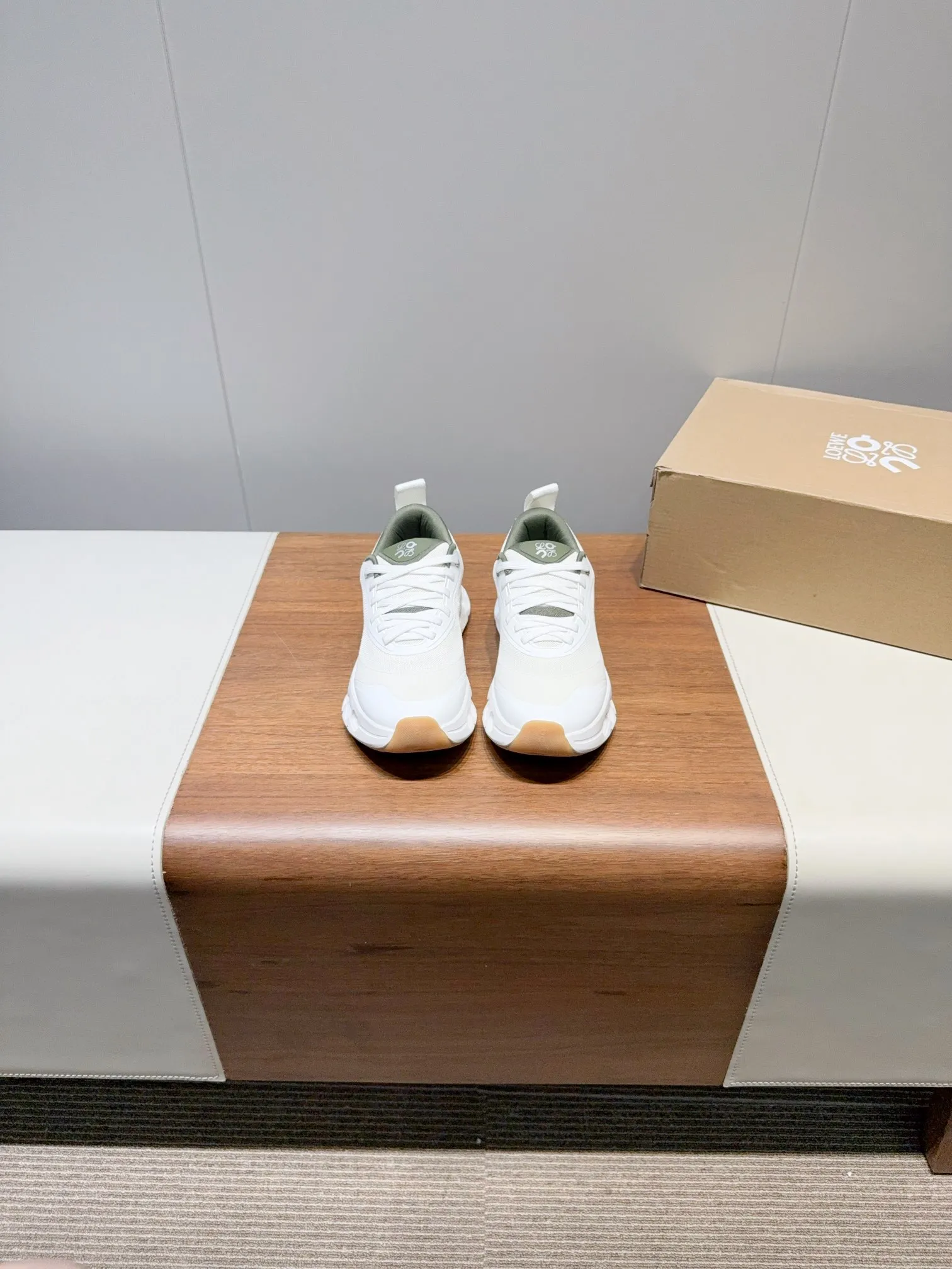 👟👟Ex-factory price 640👟👟 Lowe✅Loewe x on cioudtilt2.0 running shoes for couples Lowewe x on New cooperation series of running shoes The brand and the Swiss high-performance sports brand on jointly create this series of works specially designed for urban and outdoor life, fully demonstrating the technological quality of sustainable concepts. This cooperation combines ON's professional technology with Loewe's exquisite craftsmanship, and uses it in the production and design, specially designed for urban life and outdoor sports. Every color is awesome and super comfortable on the feet. ✔The upper is made of recycled polyester fiber and mesh fabric. ✔Using an exclusive rubber sole, the classic Loewe logo is printed on the side of the shoe and decorated with full-coverage seam details. Size: Women's 35-45 (40 women's 45 men's custom-made, non-refundable)